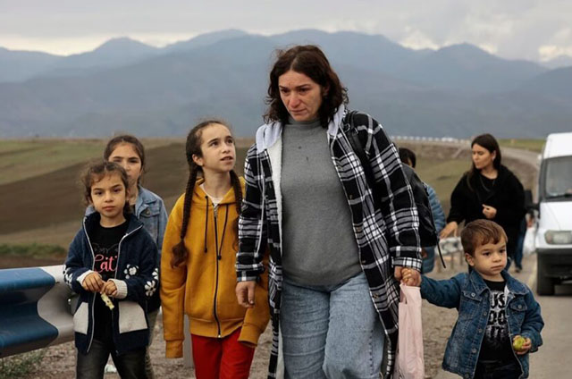 Una madre con sus hijos abandonando Nagorno Karabaj | AP/Vasily Krestyaninov